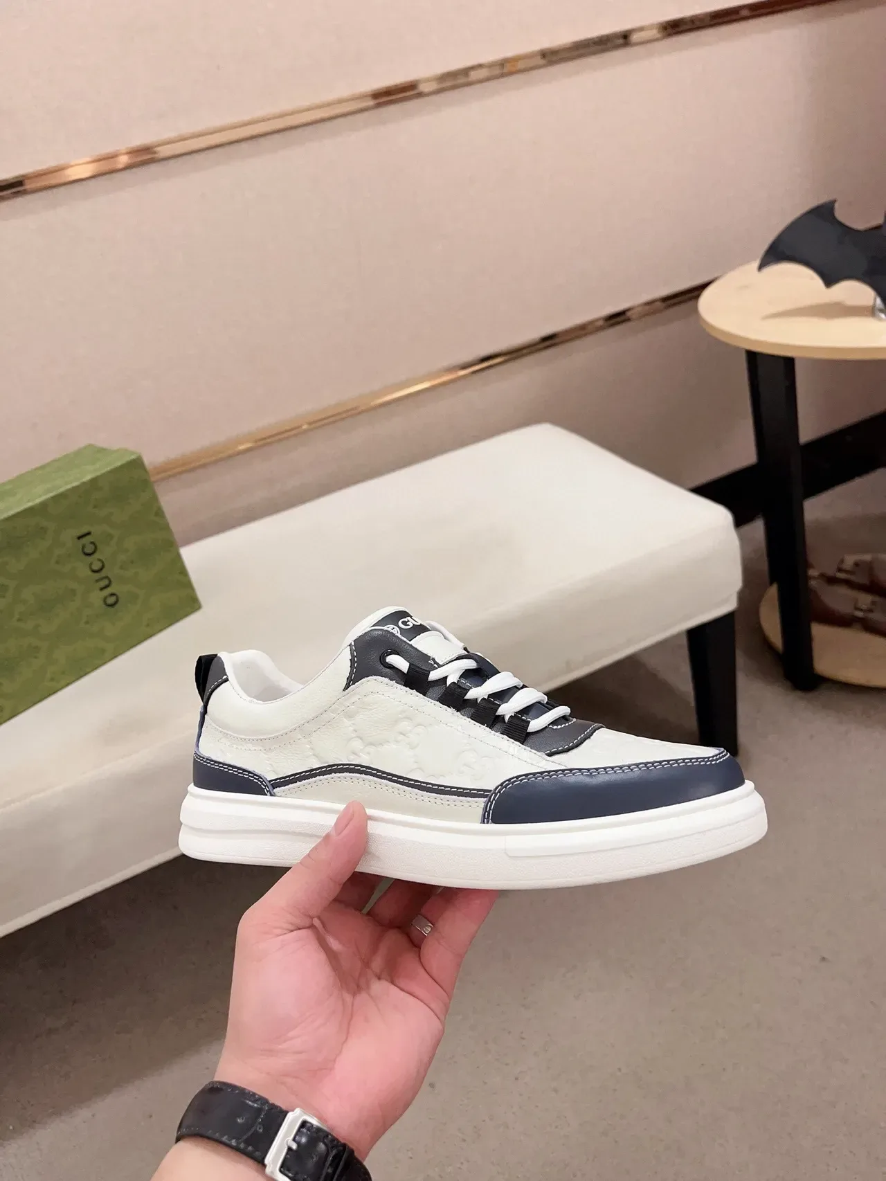 Gucci Sneakers lifestyle beige marine cuir embossé GG panneaux contrastants 4