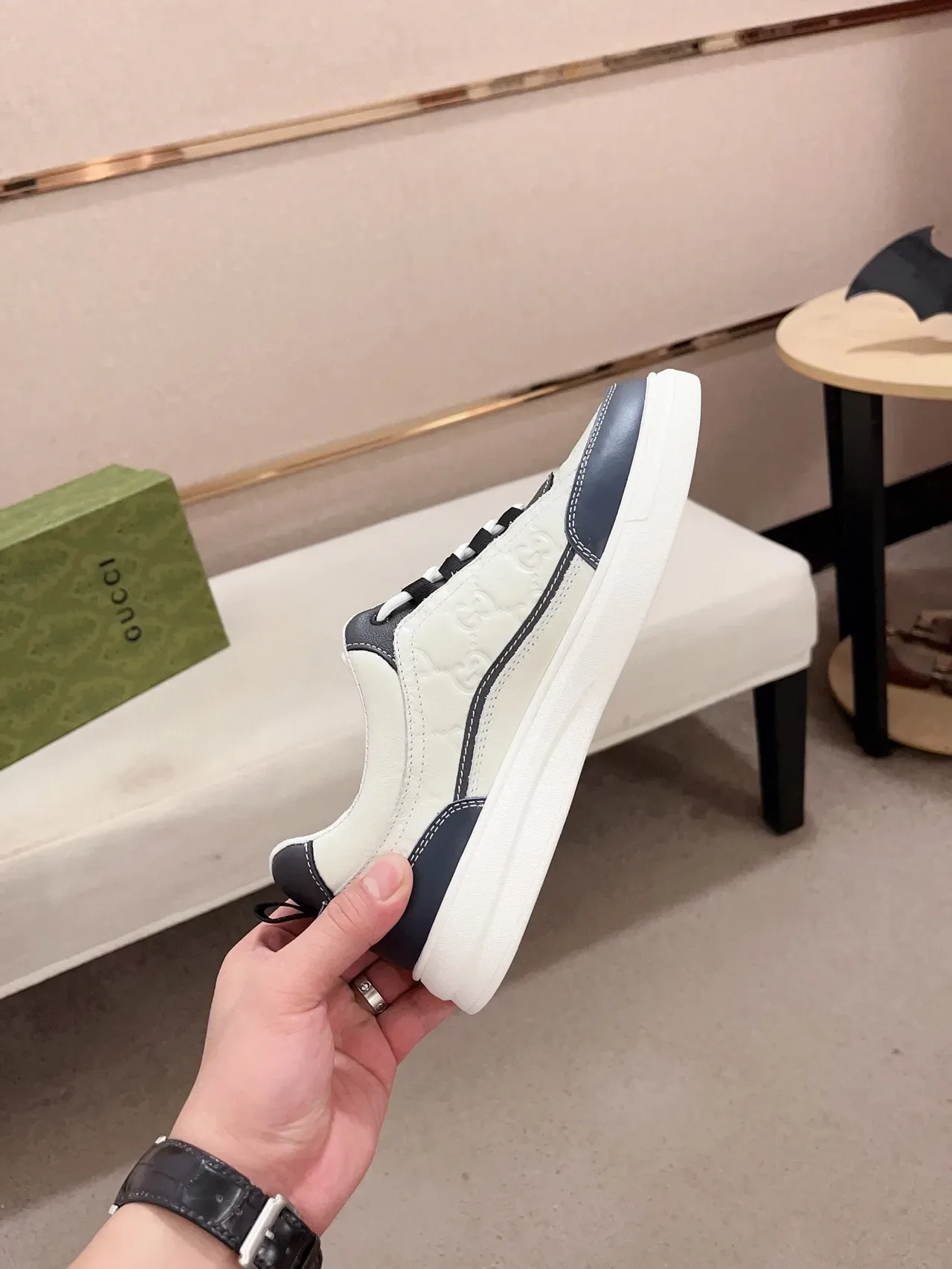 Gucci Sneakers lifestyle beige marine cuir embossé GG panneaux contrastants 5