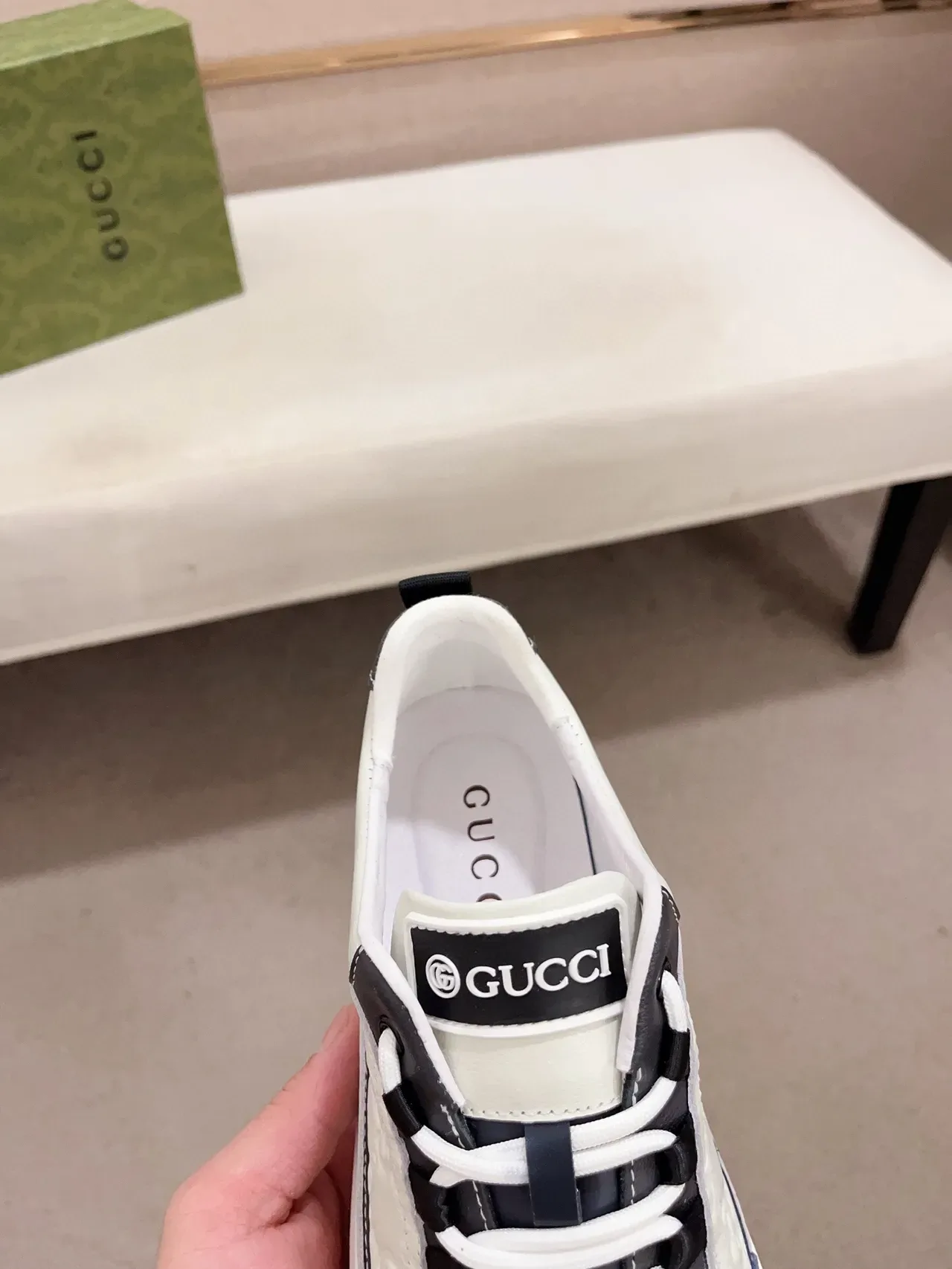 Gucci Sneakers lifestyle beige marine cuir embossé GG panneaux contrastants 6