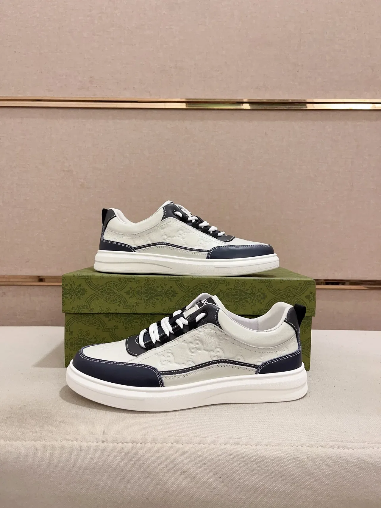 Gucci Sneakers lifestyle beige marine cuir embossé GG panneaux contrastants 7