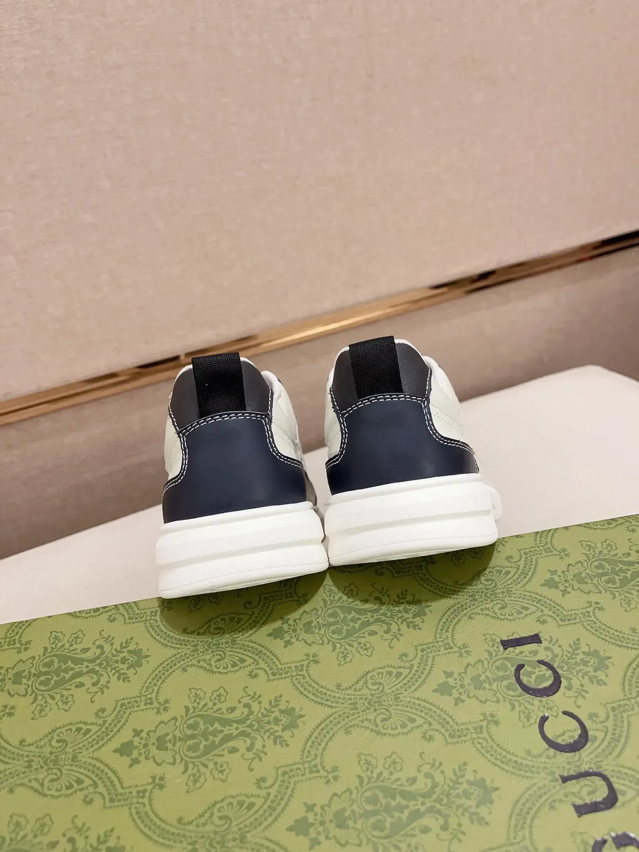 Gucci Sneakers lifestyle beige marine cuir embossé GG panneaux contrastants 8