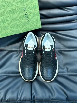 Gucci Noires et Rouges Interlocking G Sneakers Lifestyle 2