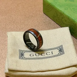 Gucci 黑木镶嵌雕刻戒指