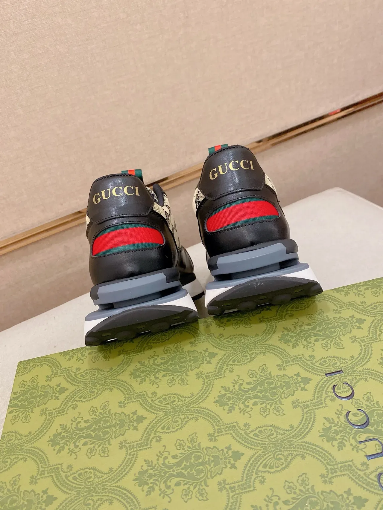 Gucci Zapatillas Lifestyle Negro Beige GG Monograma Lona Cuero Overlays 2