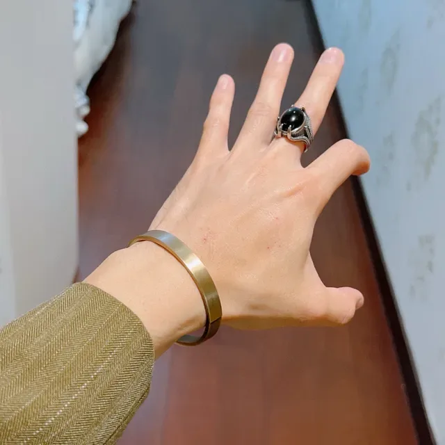 Gucci Bangle Dourado Escovado com Bisagra 2