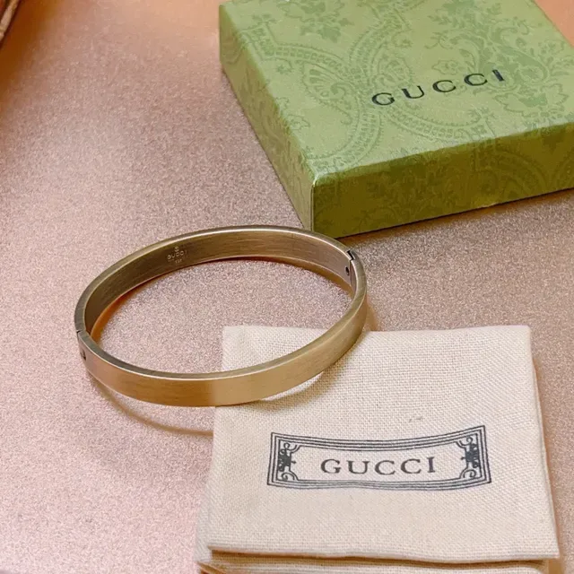 Gucci Bangle Dourado Escovado com Bisagra 3