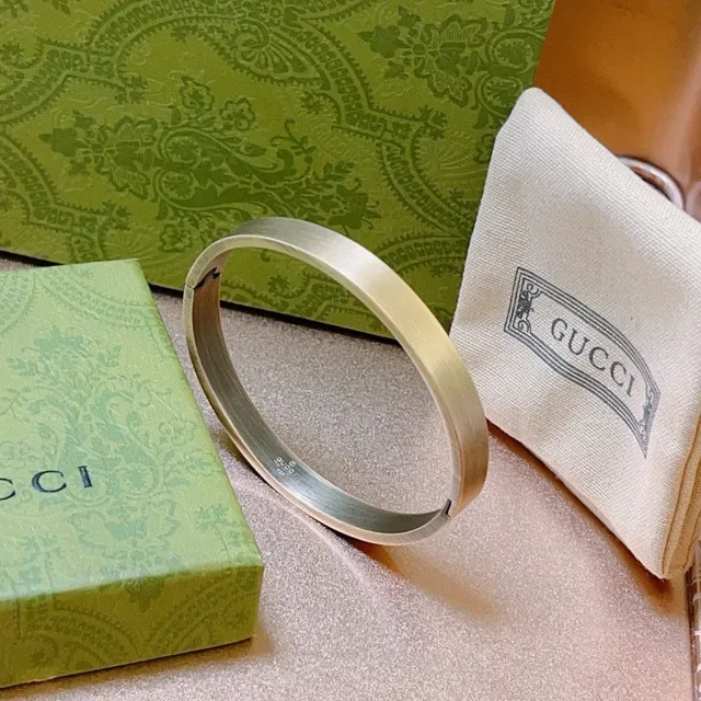 Gucci Bangle Dourado Escovado com Bisagra 4