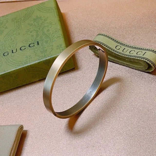 Gucci Bangle Dourado Escovado com Bisagra 6