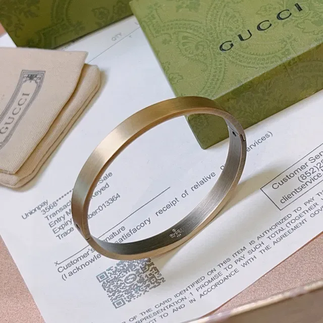 Gucci Bangle Dourado Escovado com Bisagra 9