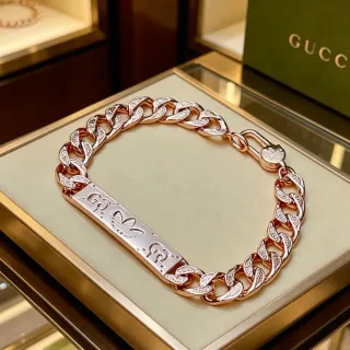 Gucci Pulsera Cadena Curb Gruesa Grabada GG Cierre de León