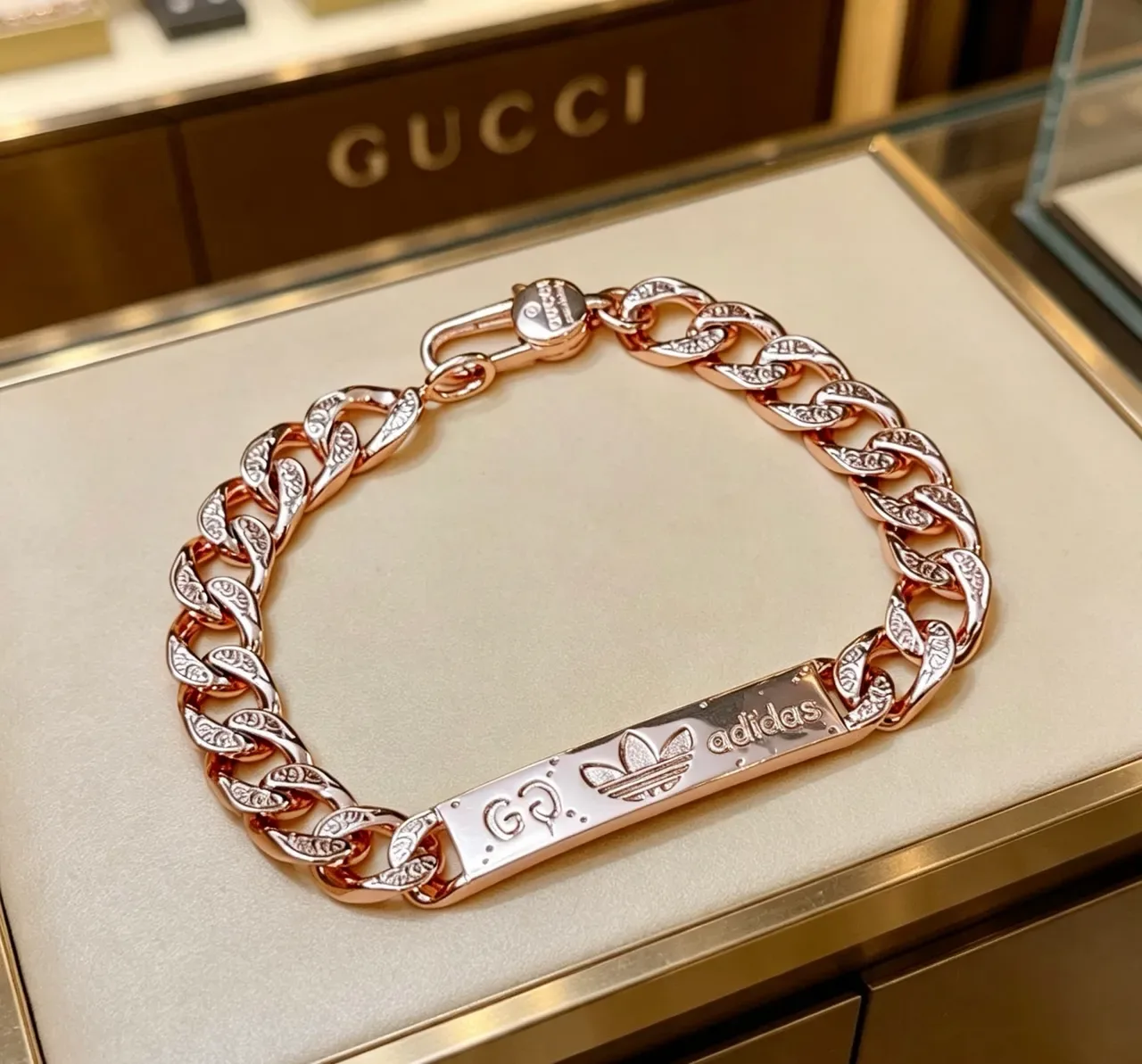 Gucci Chunky Curb Chain Engraved GG Lion-Clasp Bracelet 6
