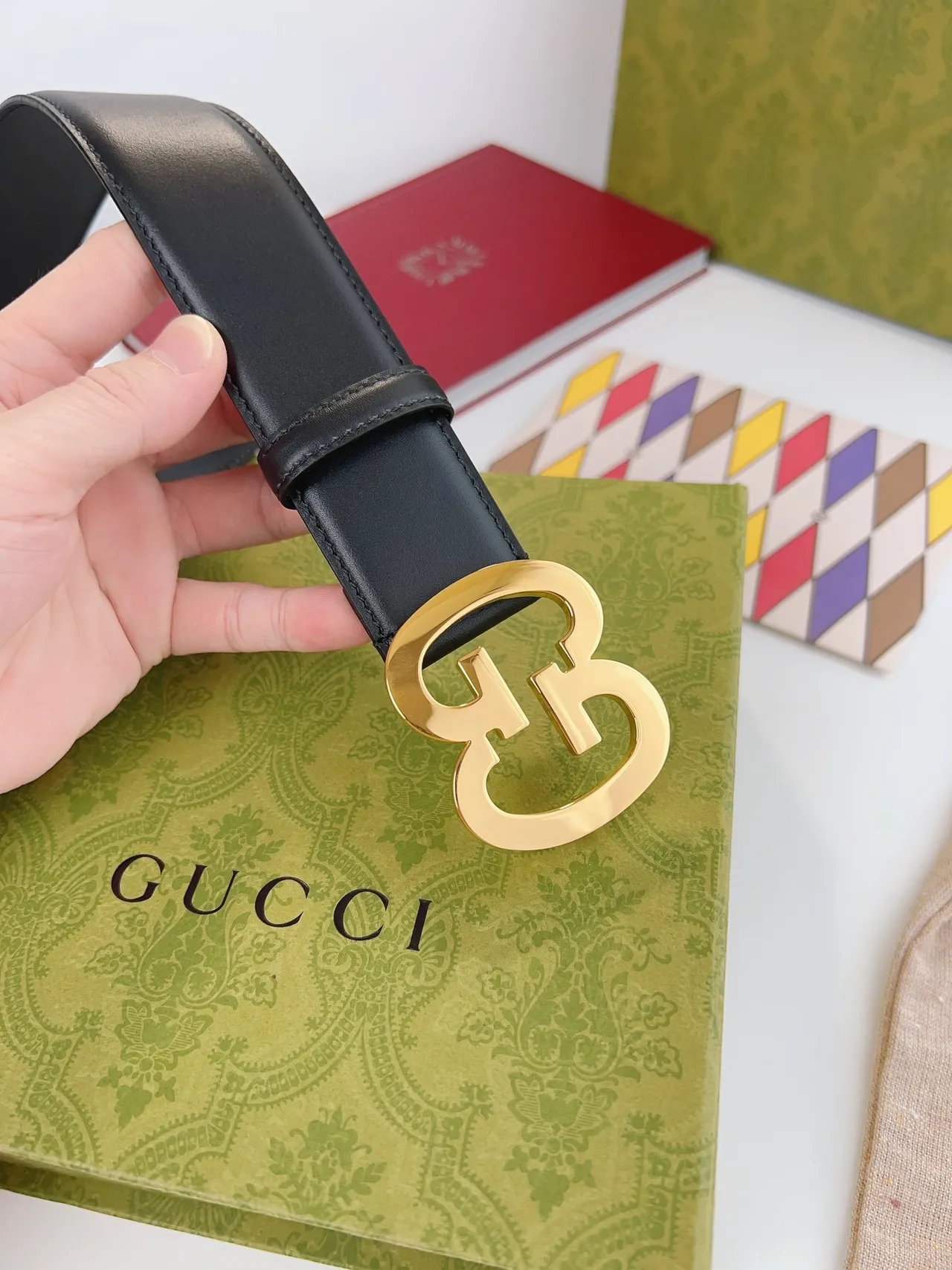 حزام Gucci Double G جلد أسود بكل ذهبي 3