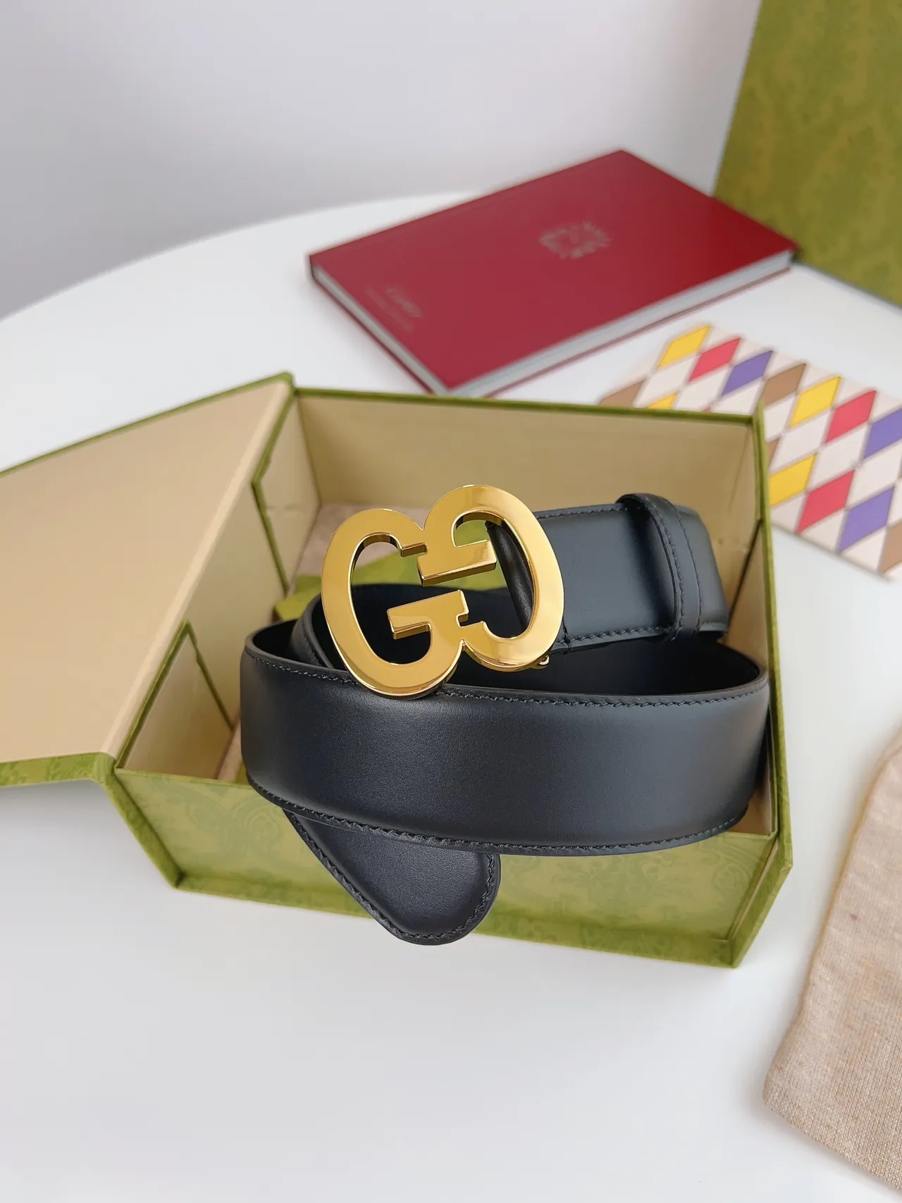 حزام Gucci Double G جلد أسود بكل ذهبي 4