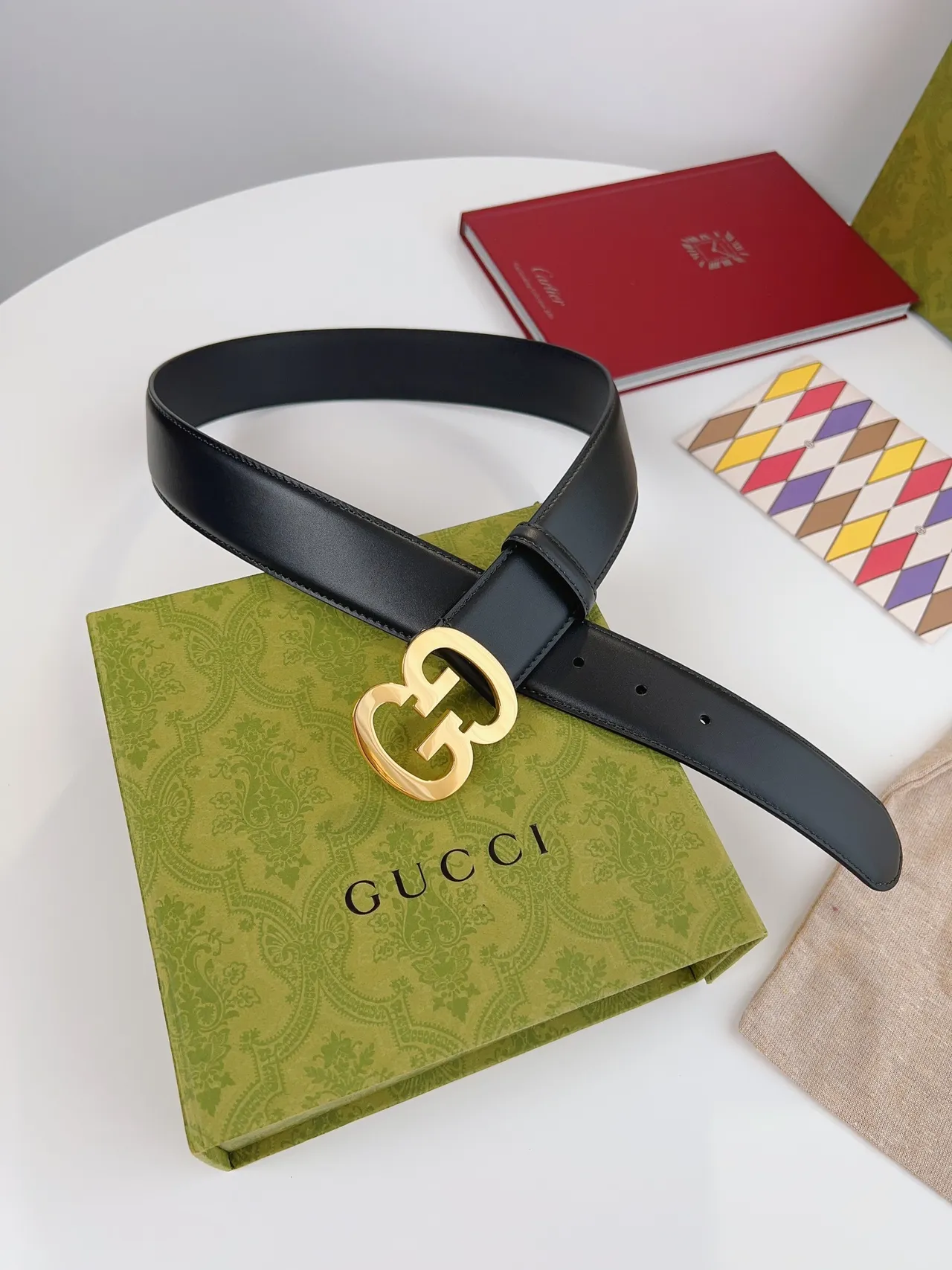 حزام Gucci Double G جلد أسود بكل ذهبي 6