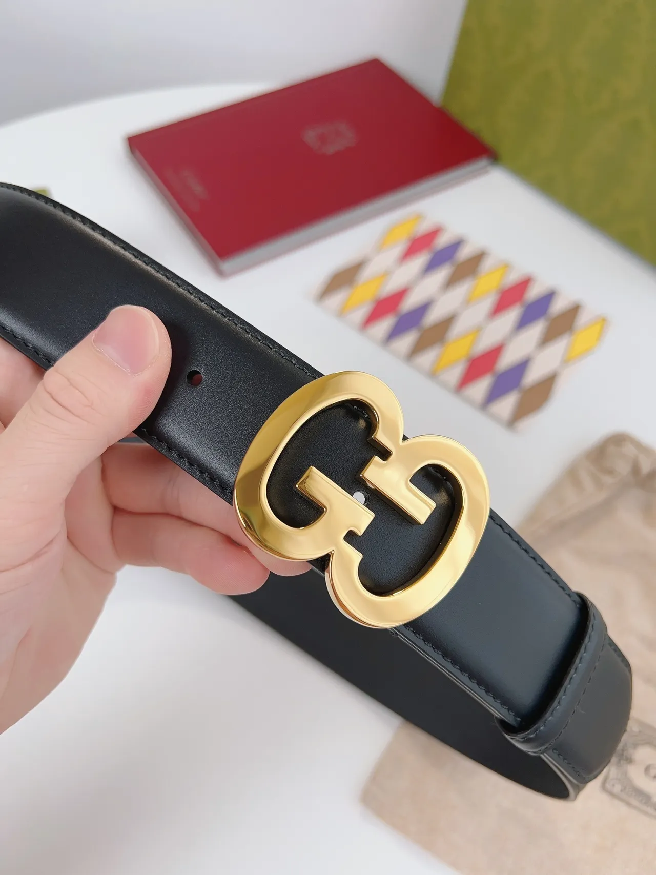 حزام Gucci Double G جلد أسود بكل ذهبي 7