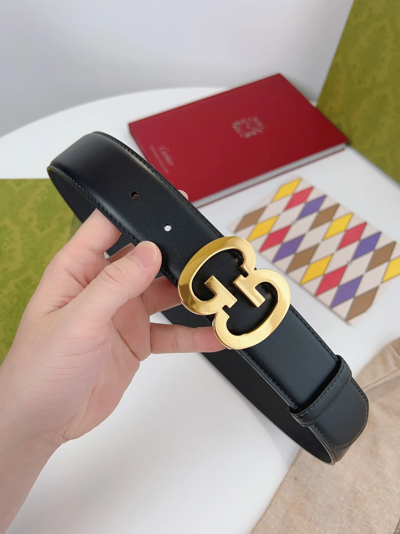 حزام Gucci Double G جلد أسود بكل ذهبي 8