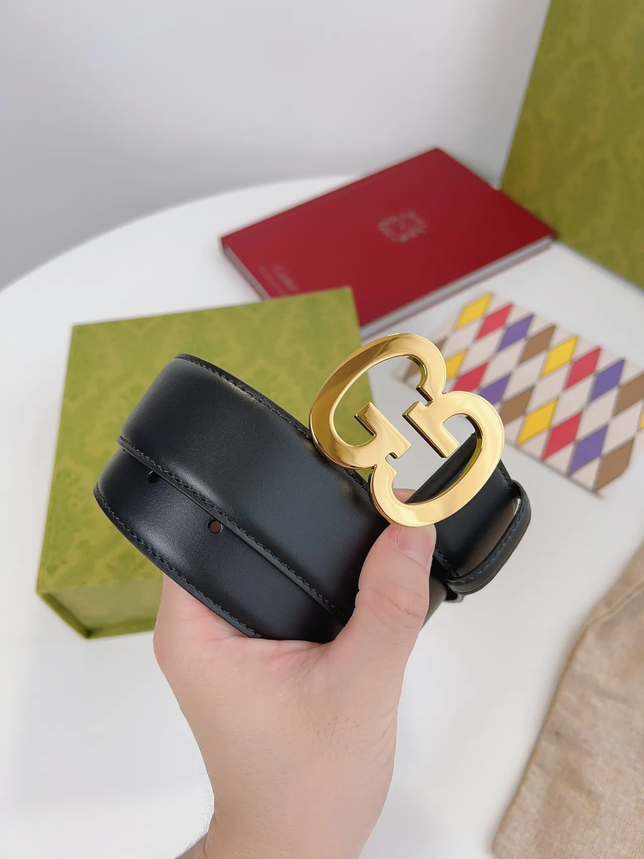 حزام Gucci Double G جلد أسود بكل ذهبي 9