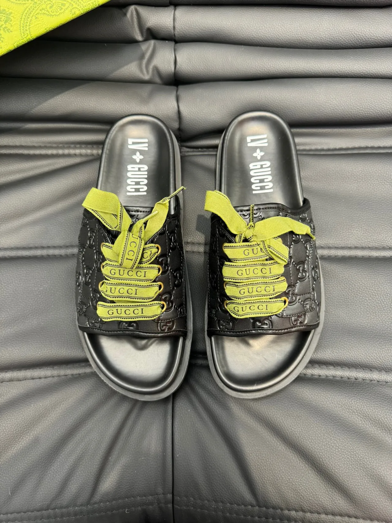 Gucci embossé GG Monogram ruban lacets noir chaussons 2