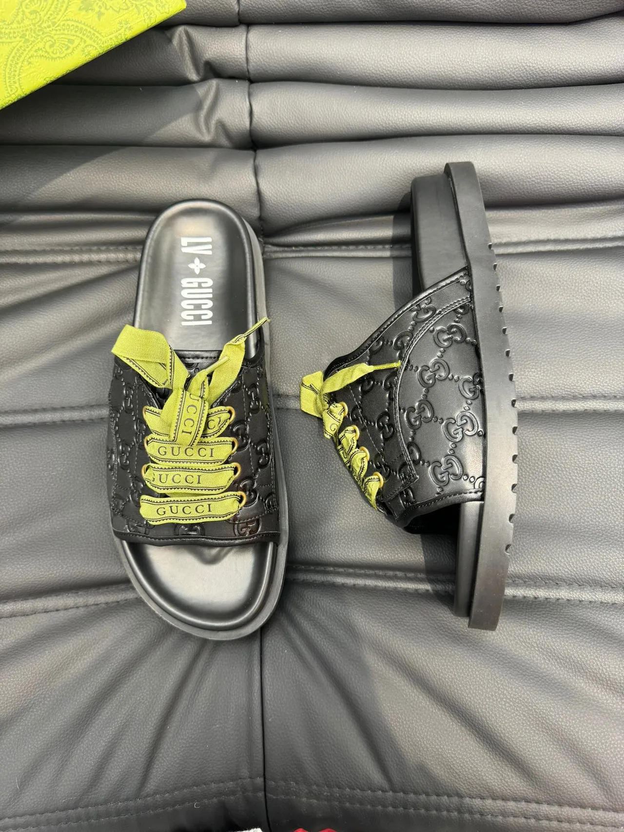 Gucci embossé GG Monogram ruban lacets noir chaussons 3