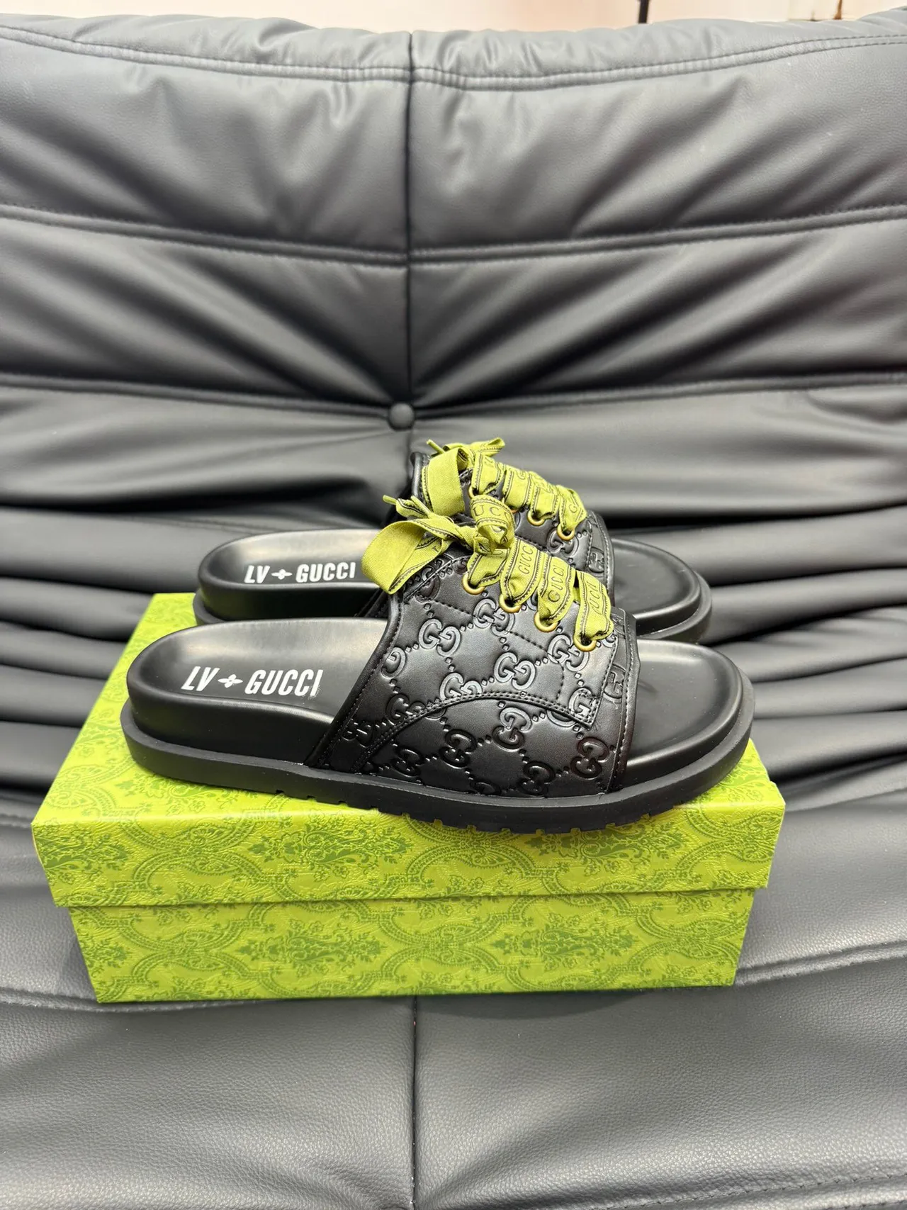 Gucci embossé GG Monogram ruban lacets noir chaussons 4