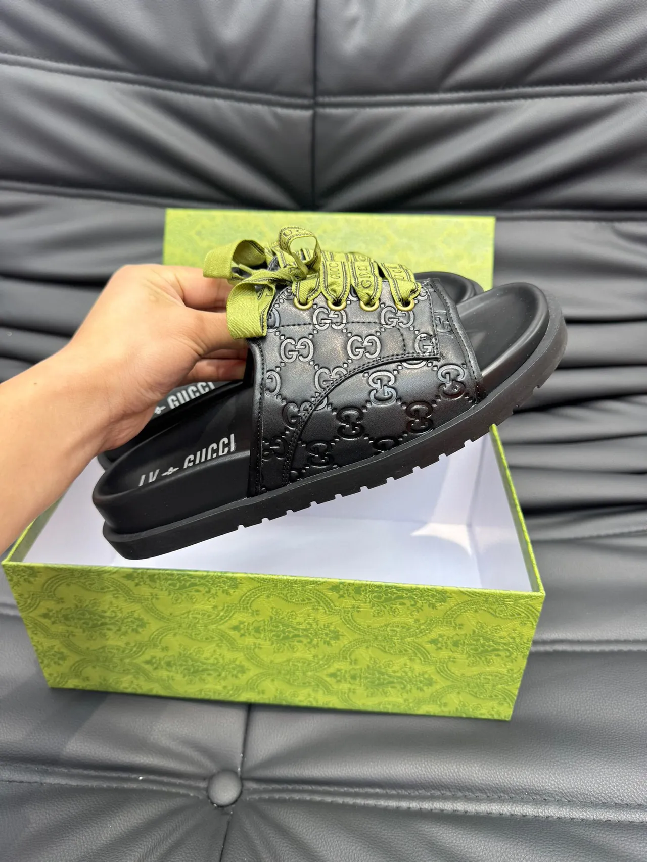 Gucci embossé GG Monogram ruban lacets noir chaussons 6