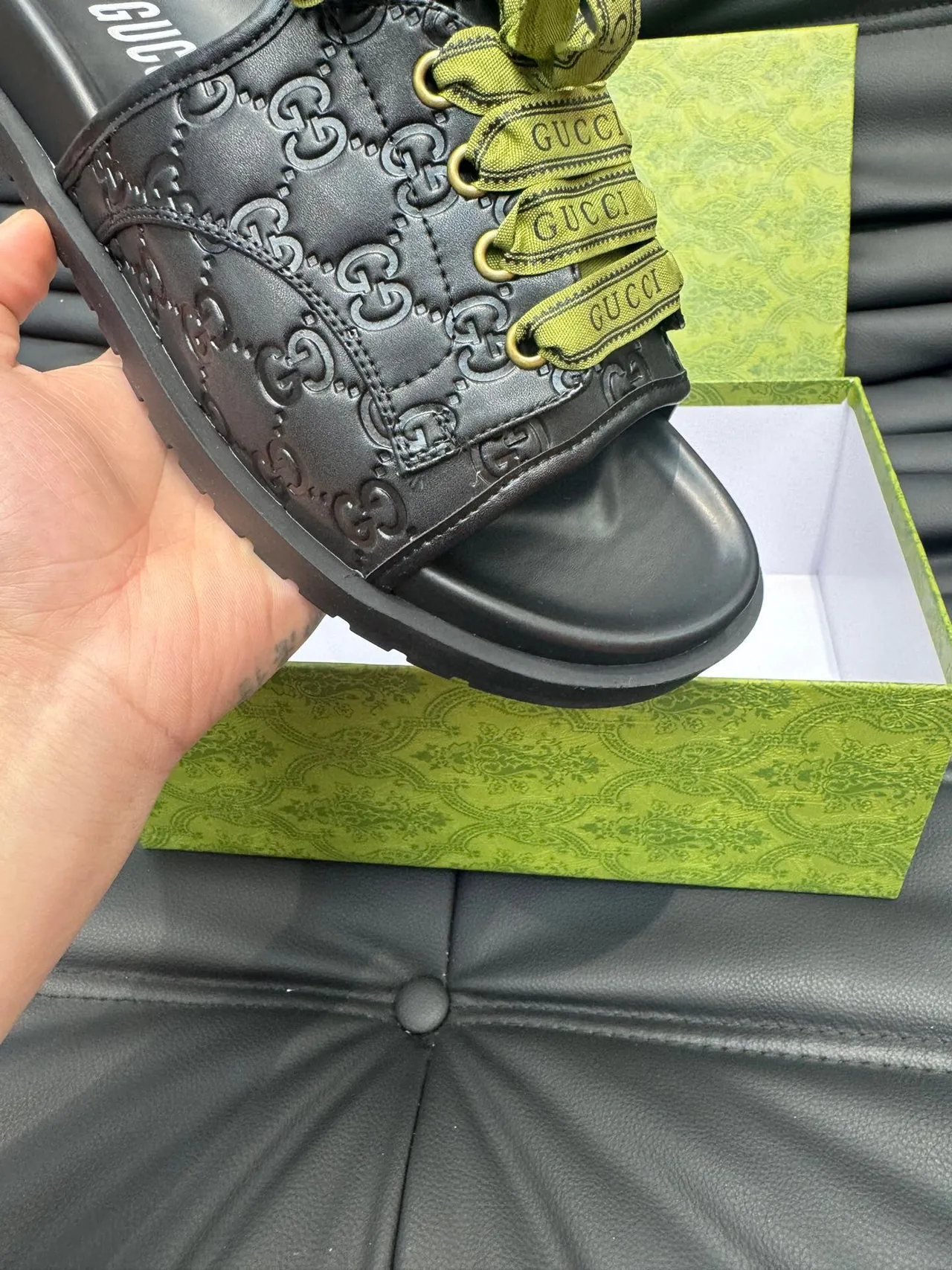 Gucci embossé GG Monogram ruban lacets noir chaussons 7