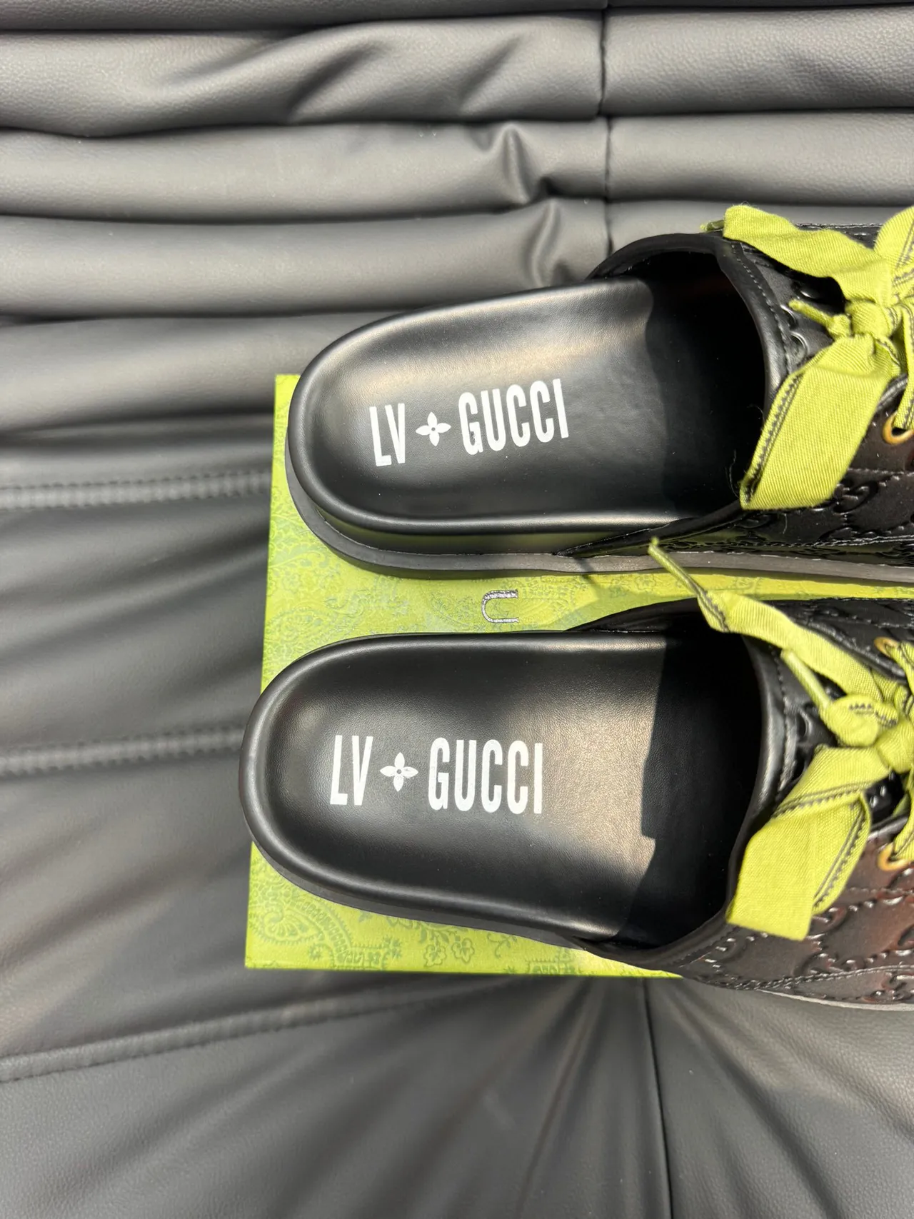 Gucci embossé GG Monogram ruban lacets noir chaussons 8