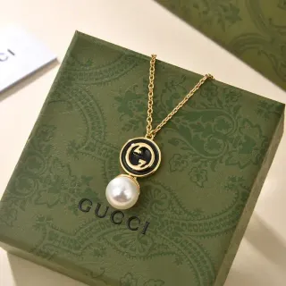 Gucci GG Marmont কালো এনামেল এবং মুক্তার পেন্ডেন্ট নেকলেস