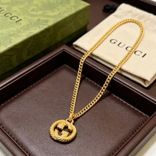 Gucci GG Marmont সোনার কার্ব চেইন সহ ইন্টারলকিং জি পেন্ডেন্ট নেকলেস
