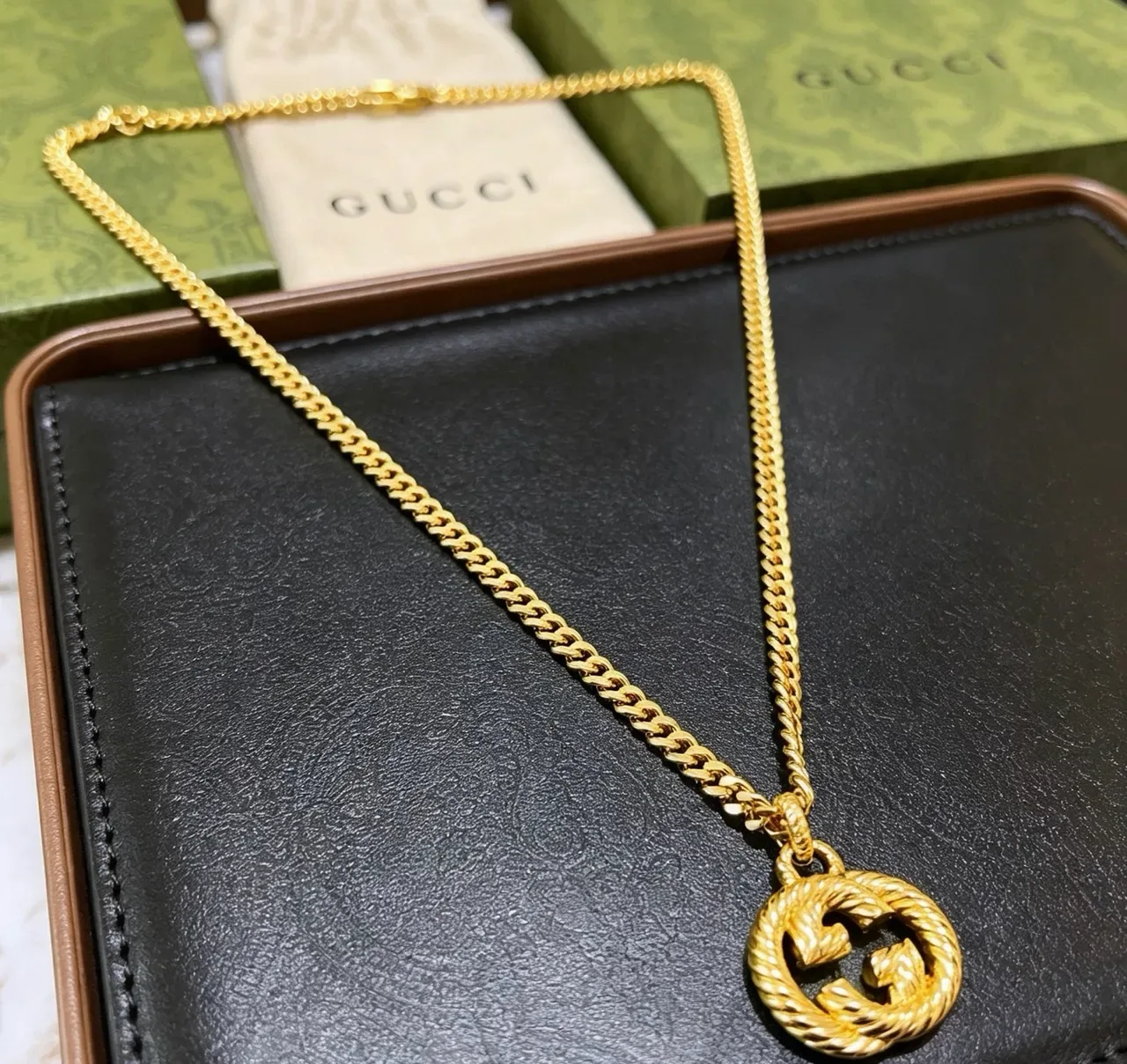 Gucci GG Marmont Colar Corrente Curb de Ouro com Pingente G Interlocking 2