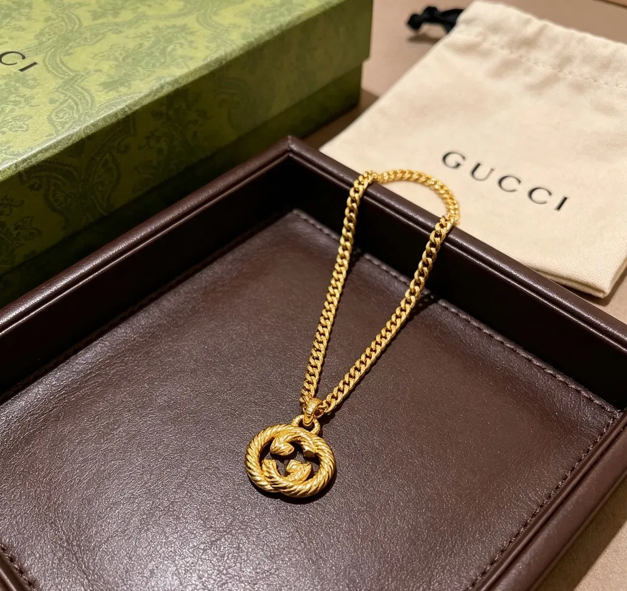 Gucci GG Marmont Colar Corrente Curb de Ouro com Pingente G Interlocking 4