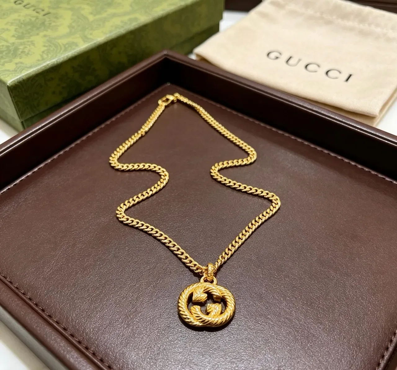 Gucci GG Marmont Colar Corrente Curb de Ouro com Pingente G Interlocking 7