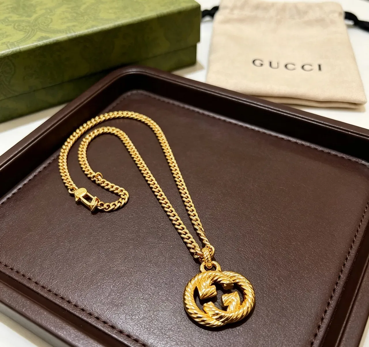 Gucci GG Marmont Colar Corrente Curb de Ouro com Pingente G Interlocking 9