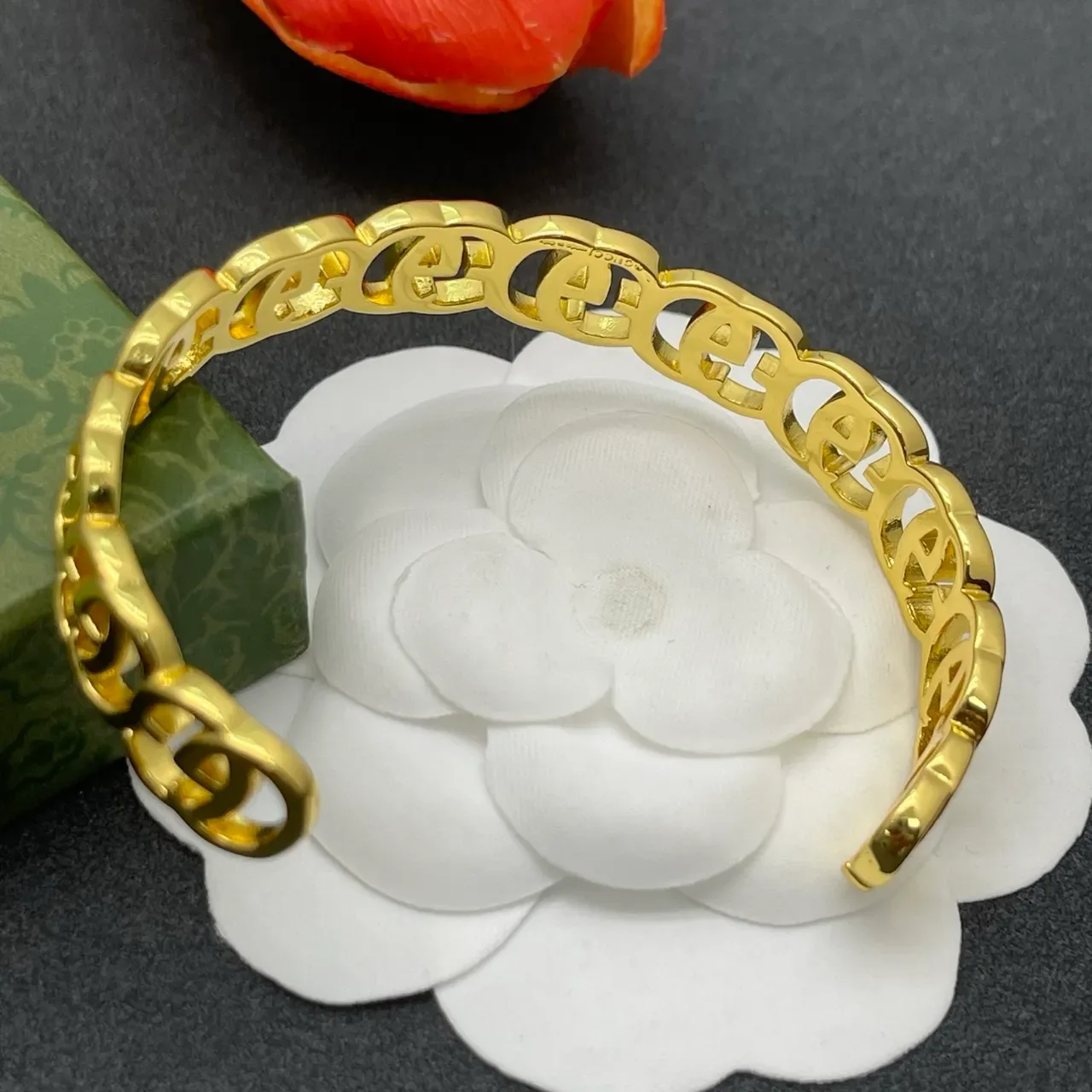 Gucci GG Marmont Pulsera de Oro con Enlaces Entrelazados Estilo Bangle 3