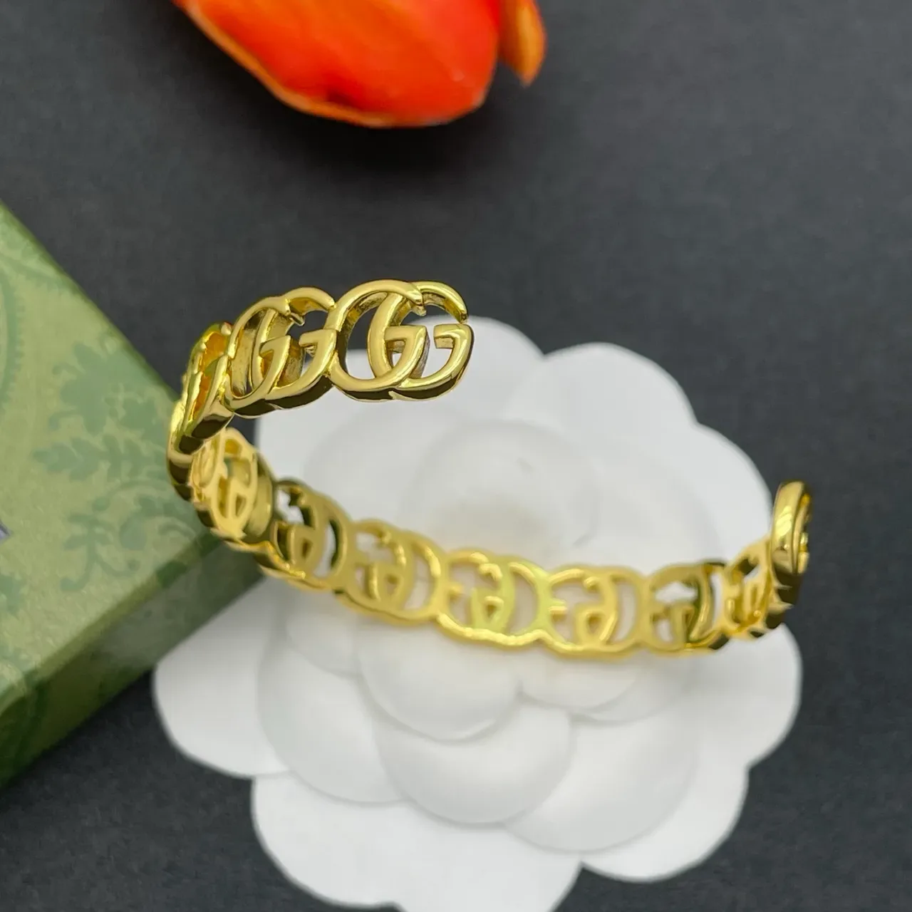 Gucci GG Marmont Pulsera de Oro con Enlaces Entrelazados Estilo Bangle 4