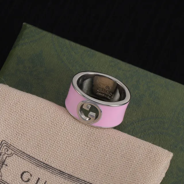 Gucci GG Marmont গোলাপি সাদা প্রশস্ত ব্যান্ড ইনামেল কোটেড রিং 7