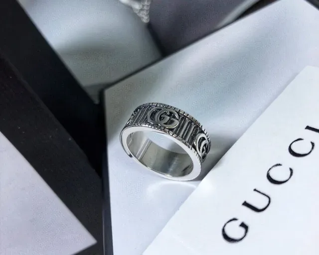 Anillo Gucci GG Marmont Plata Negro Banda Ancha Logo G Interlocking 2