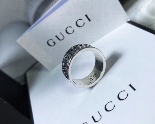 Anillo Gucci GG Marmont Plata Negro Banda Ancha Logo G Interlocking 3