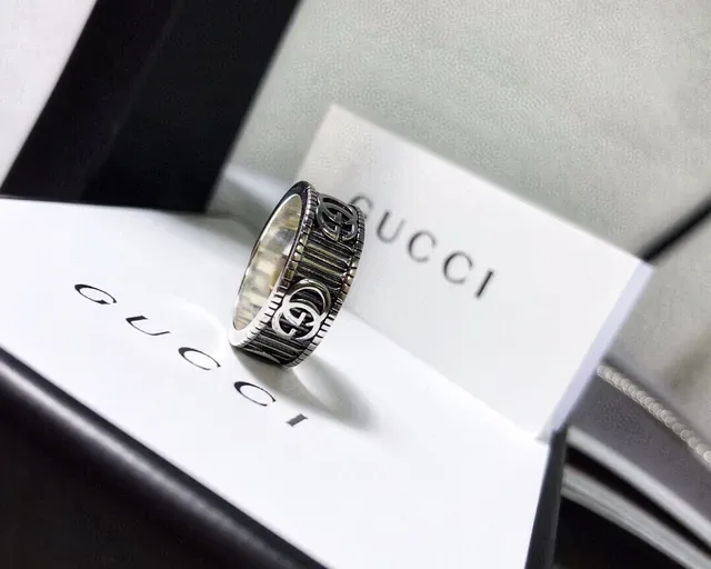 Anillo Gucci GG Marmont Plata Negro Banda Ancha Logo G Interlocking 4