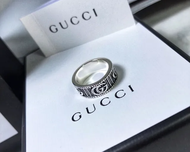 Anillo Gucci GG Marmont Plata Negro Banda Ancha Logo G Interlocking 5