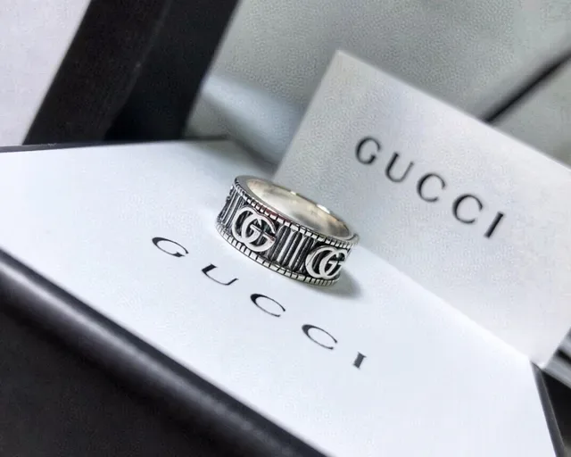 Anillo Gucci GG Marmont Plata Negro Banda Ancha Logo G Interlocking 7