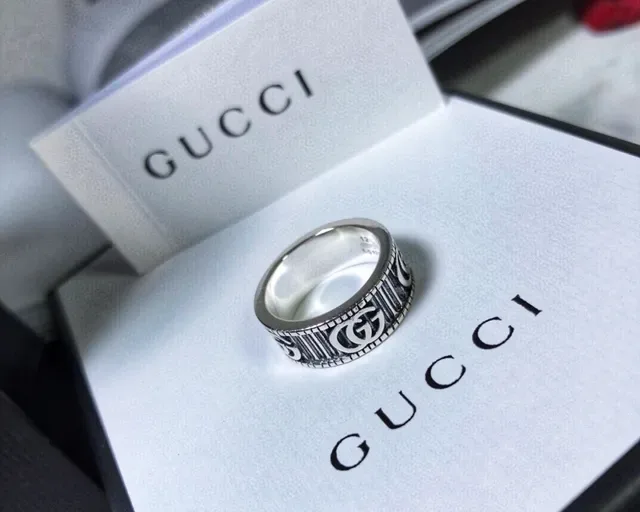 Anillo Gucci GG Marmont Plata Negro Banda Ancha Logo G Interlocking 9