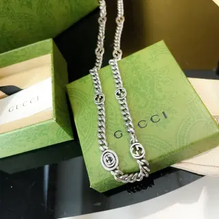 Gucci GG Marmont Chaîne Curb Argentée Médailons G Interlocking Collier