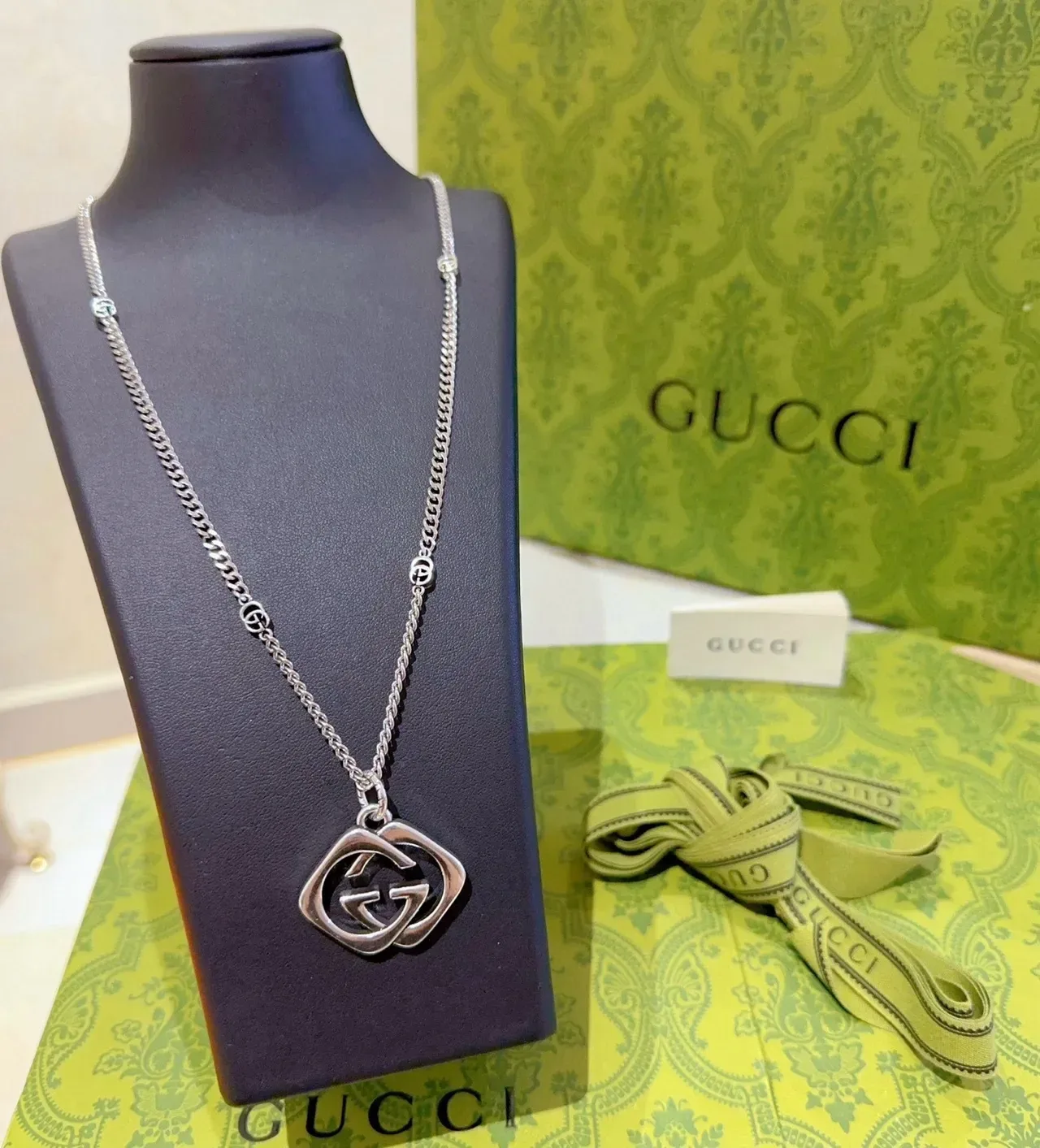 Gucci GG Marmont Argent Interlocking Double-G Pendentif Cadre en Forme de Diamant Collier 4