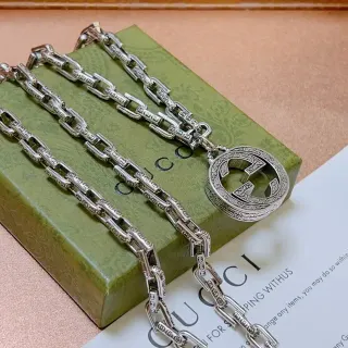 Gucci GG Marmont Collier avec pendentif argenté gravé orné