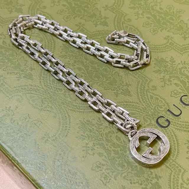 Gucci GG Marmont Collier avec pendentif argenté gravé orné 4