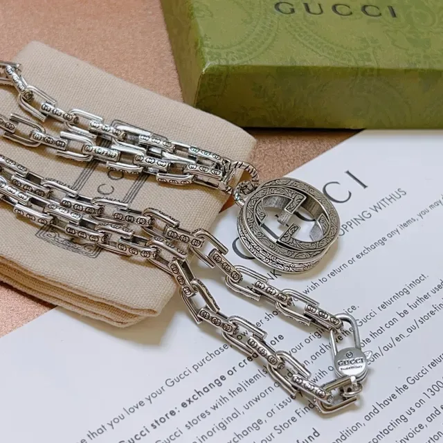 Gucci GG Marmont Collier avec pendentif argenté gravé orné 6
