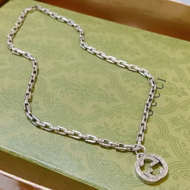 Gucci GG Marmont Collier avec pendentif argenté gravé orné 9