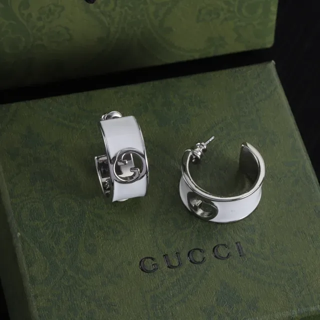 Gucci GG Marmont Boucles d'oreilles en anneau à charnière blanc rose émaillé 8