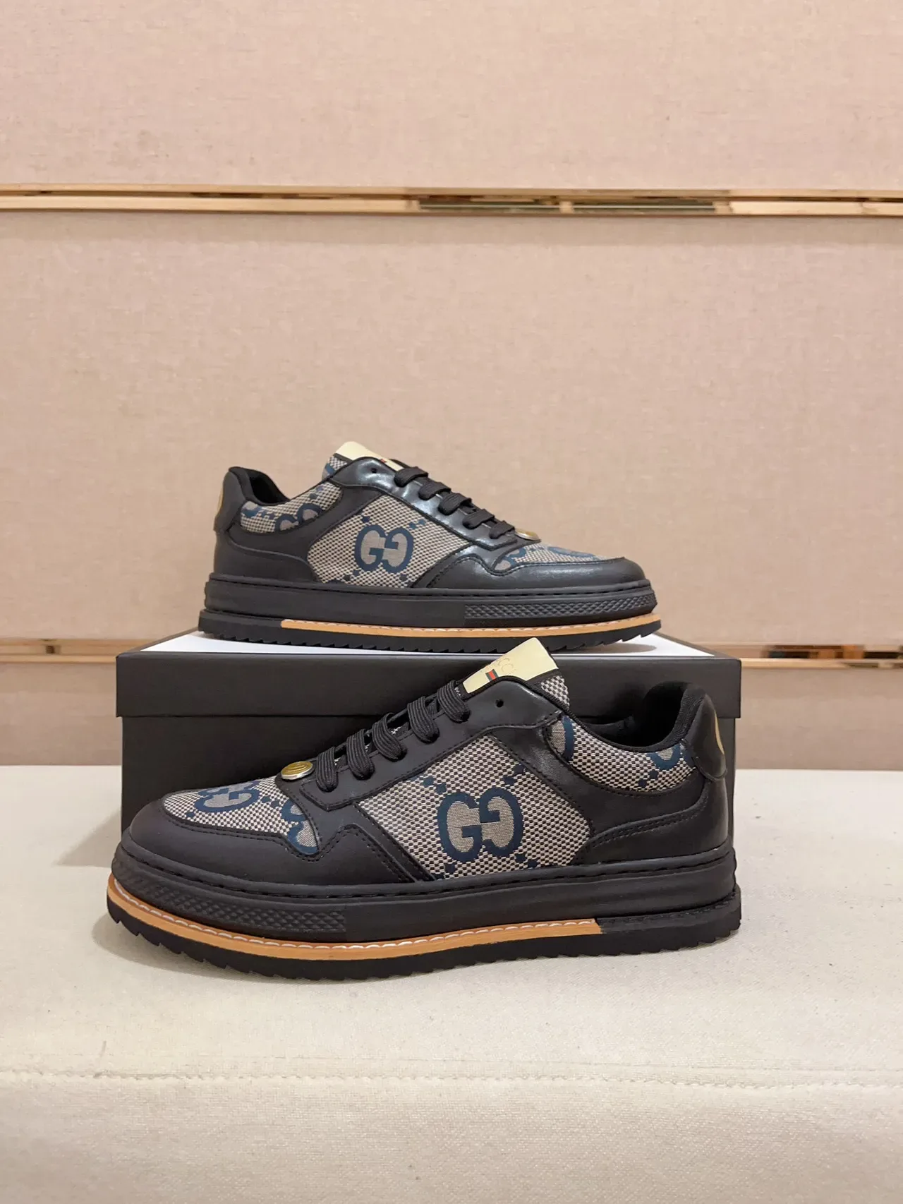 Gucci GG Monogram 帆布和皮革低帮生活休闲鞋 7